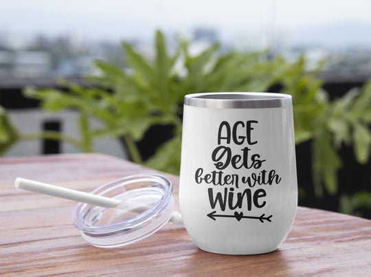 La edad mejora con el vino - Vaso de vino frío
