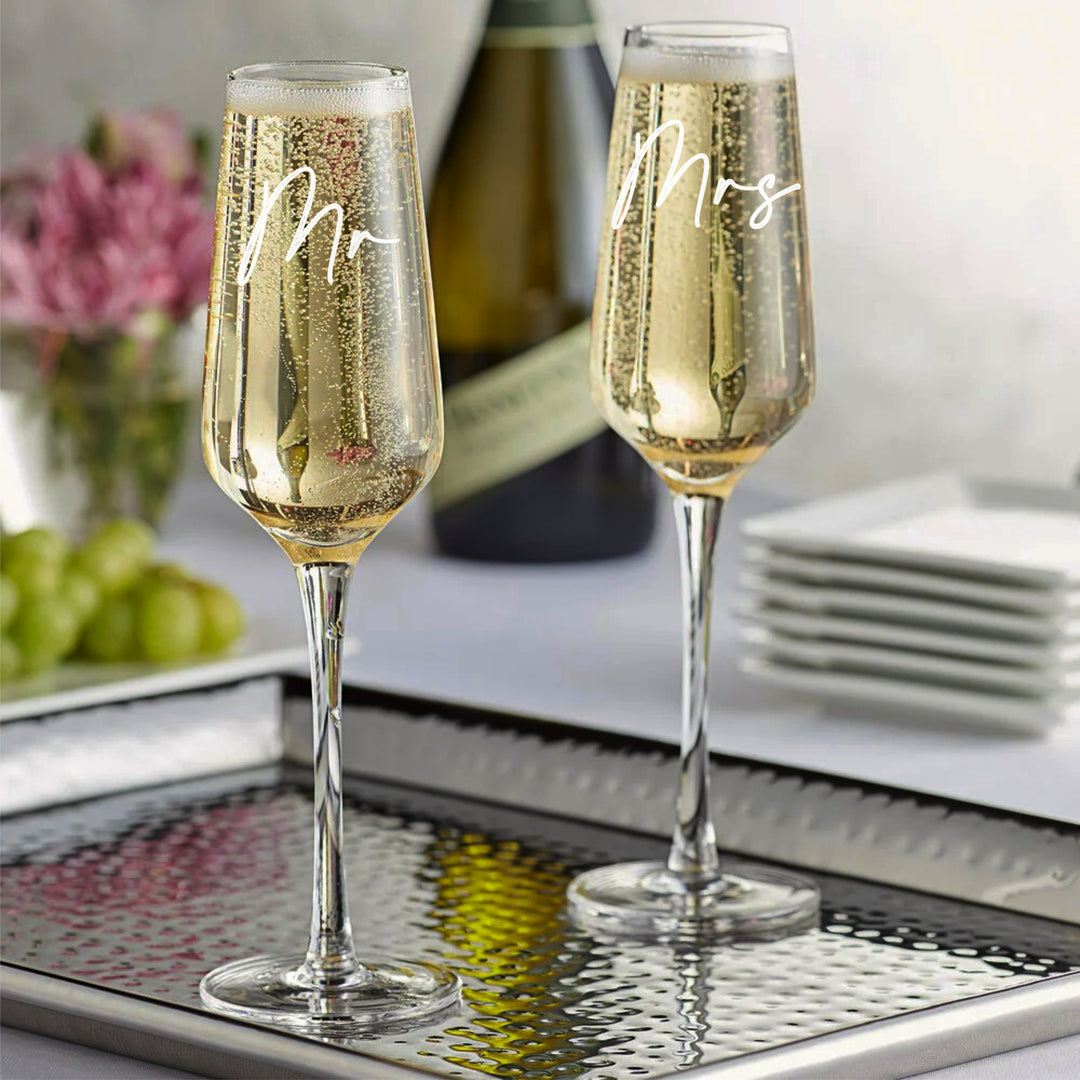 Toast à l'amour et à la célébration avec des flûtes à champagne de mariage