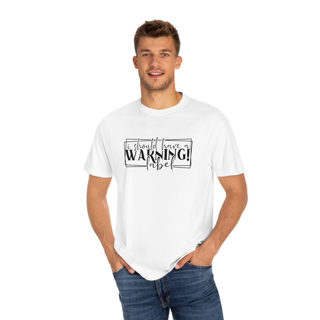 Camiseta unisex con etiqueta de advertencia teñida en prenda
