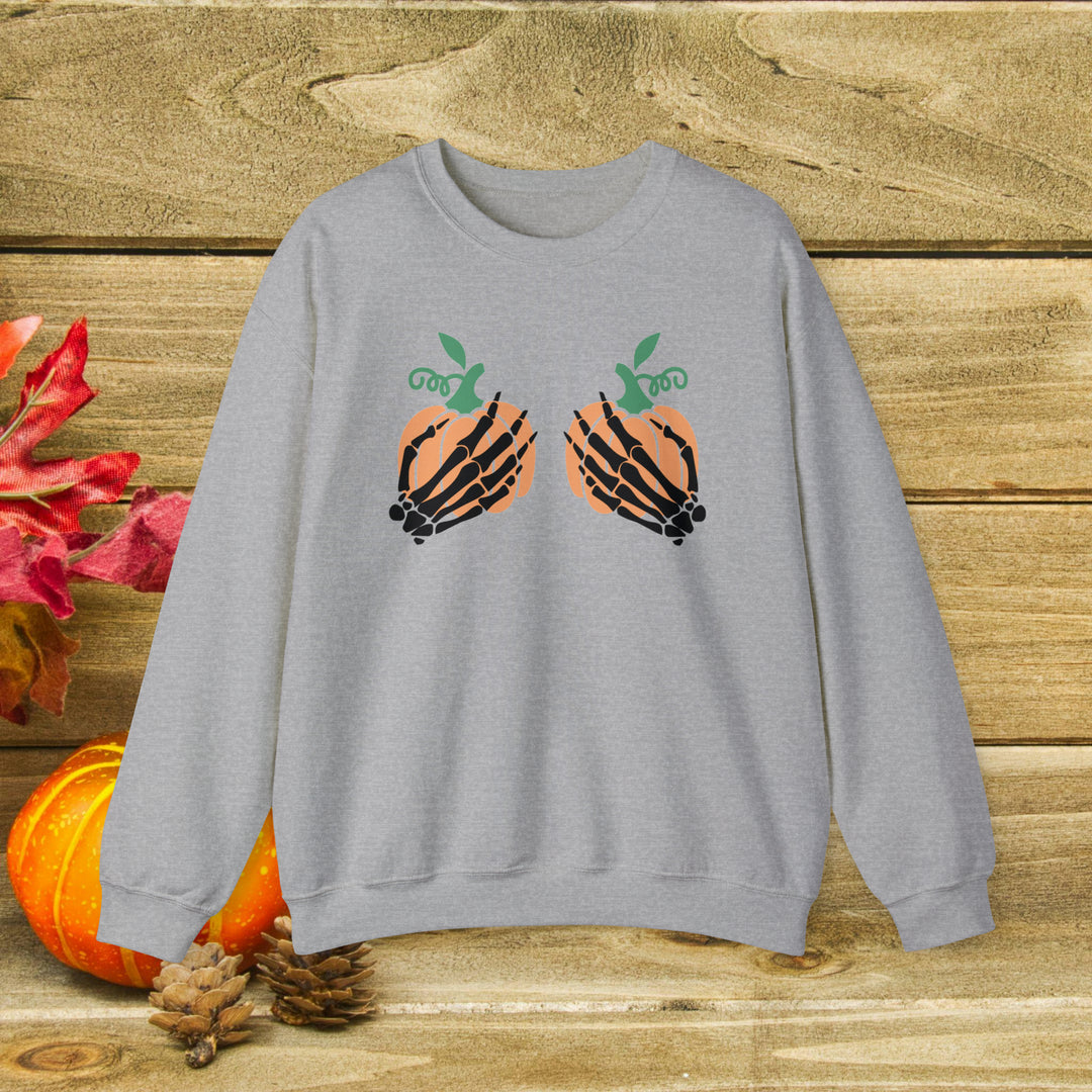 Sweat-shirt d'automne avec mains de squelette autour des seins de citrouille