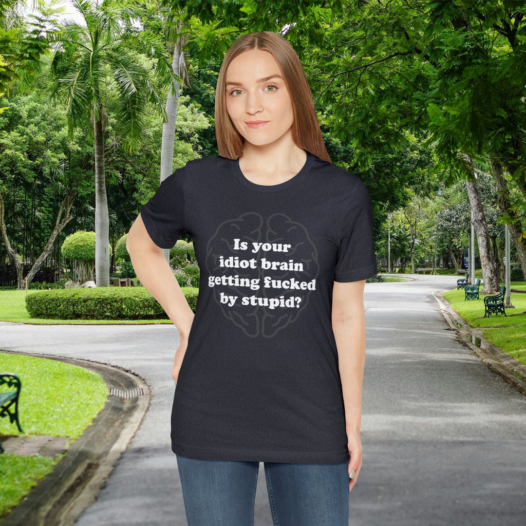 Camiseta divertida: ¿Tu cerebro idiota está siendo jodido por un estúpido?