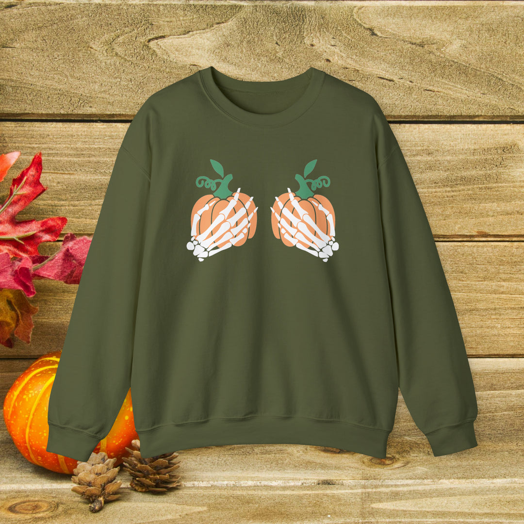 Sweat-shirt d'automne avec mains de squelette autour des seins de citrouille