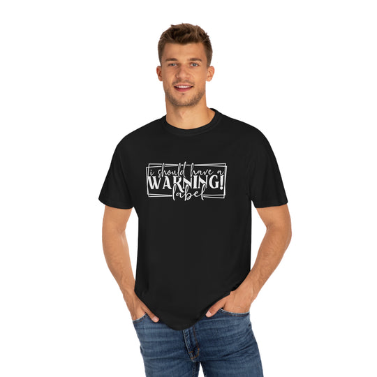 Camiseta unisex con etiqueta de advertencia teñida en prenda